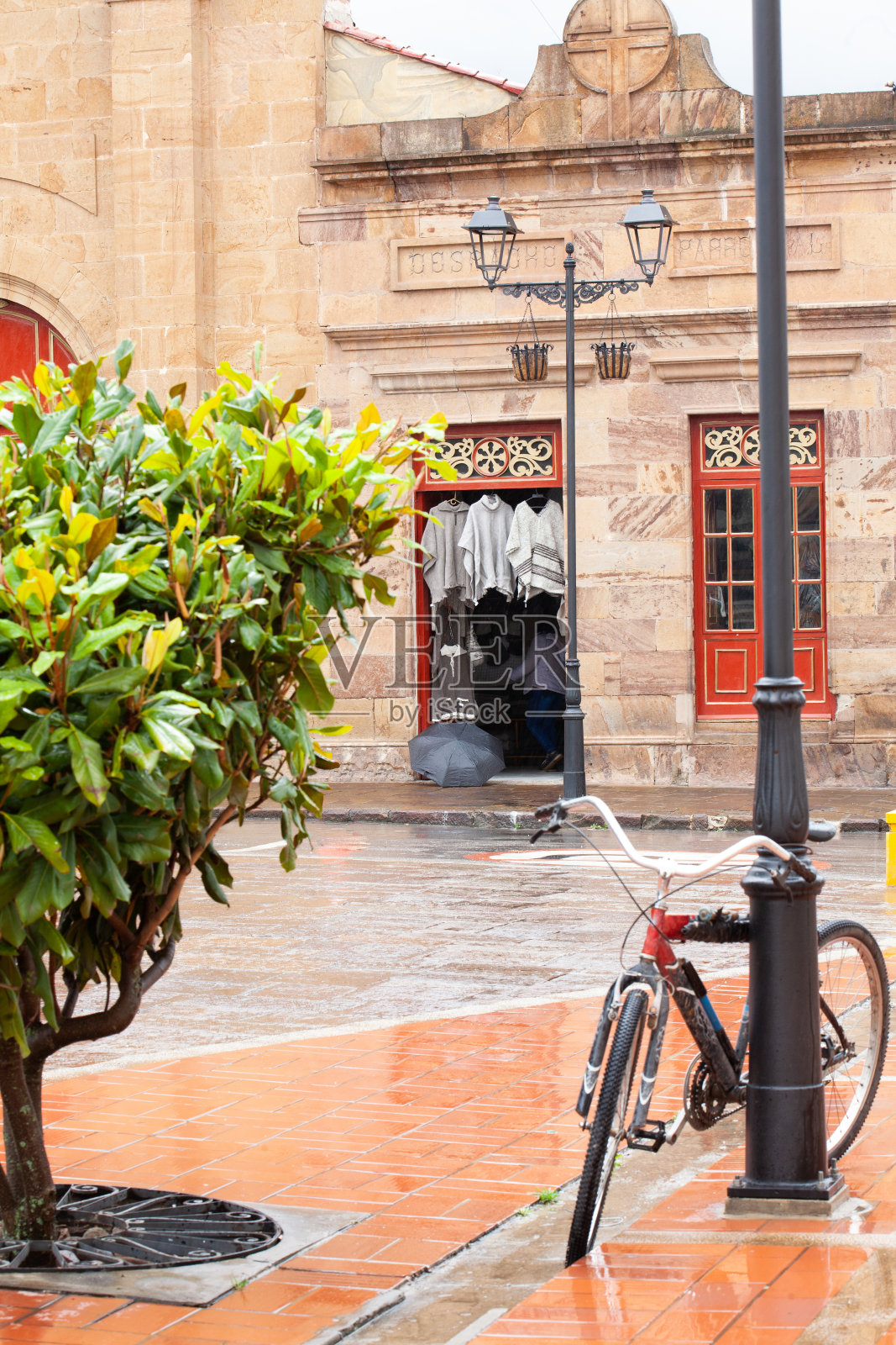 下雨天，美丽的小镇Nobsa在哥伦比亚的Boyaca地区以传统手工制作的ruanas而闻名照片摄影图片