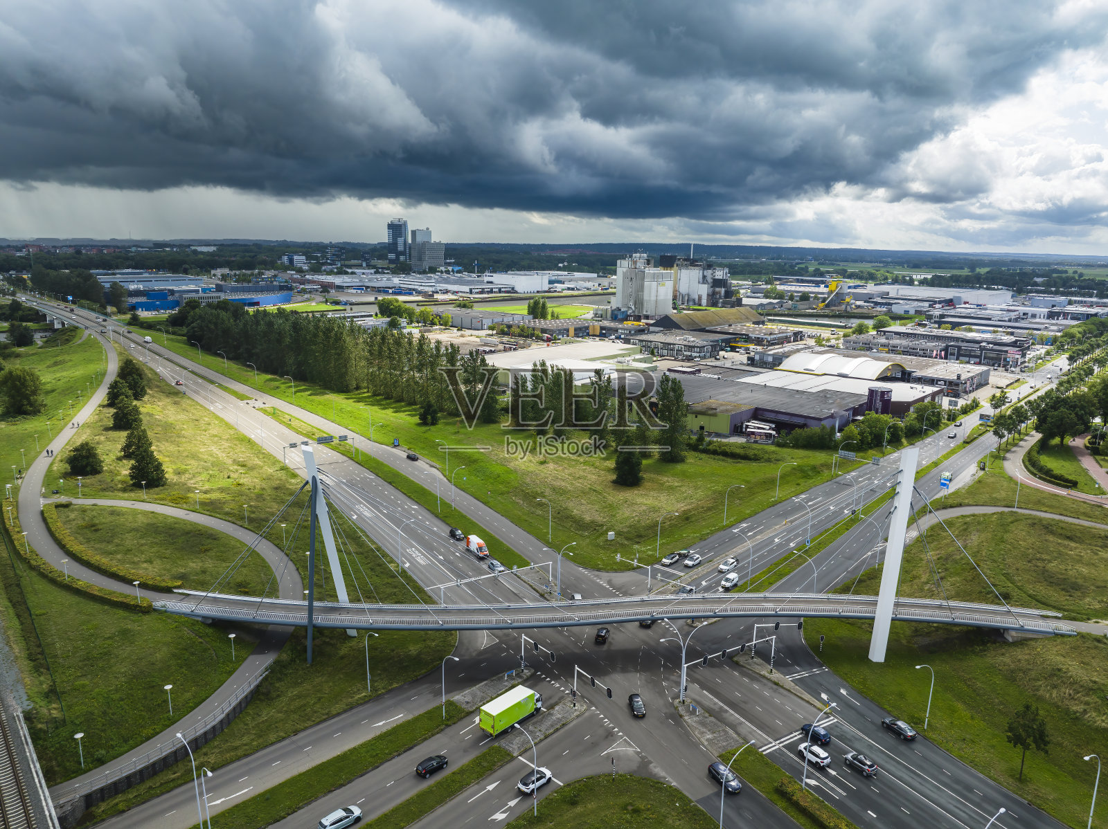 从上方俯瞰蜿蜒的自行车道桥交叉口的交通照片摄影图片
