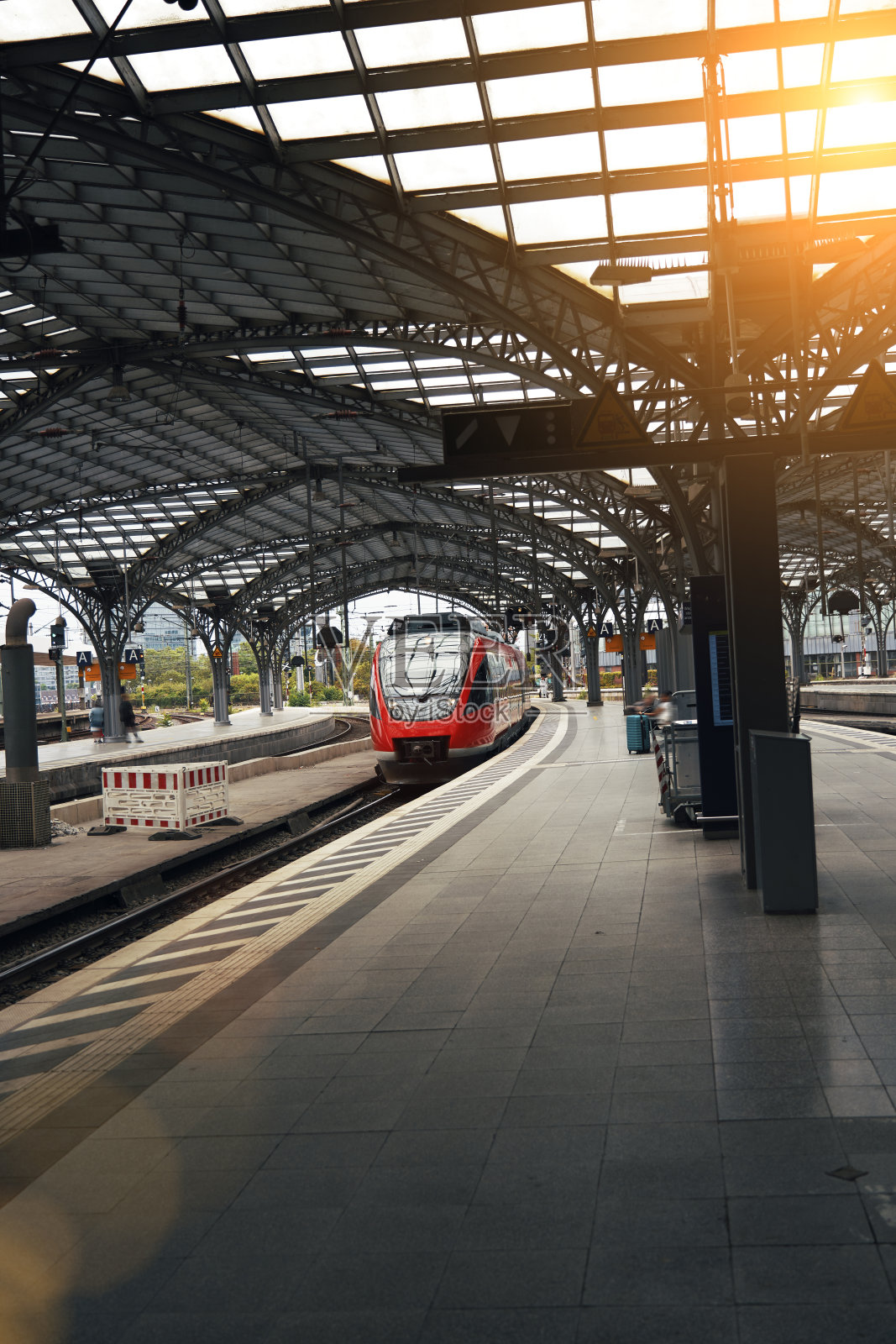 铁路基础设施列车抵达科隆站照片摄影图片