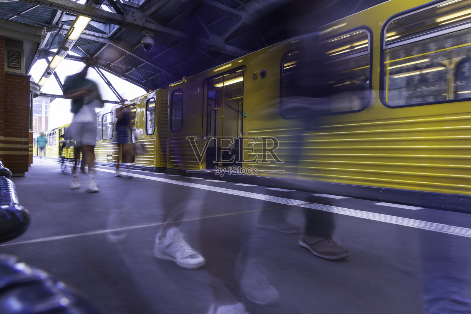 现代化的火车站有运行的火车照片摄影图片