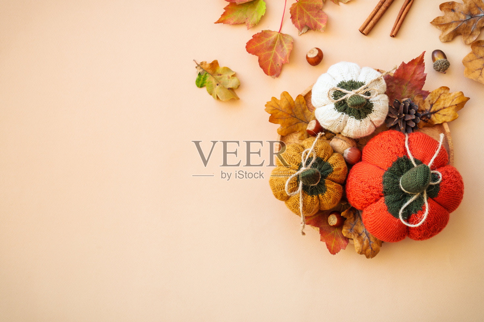 秋天的平面以家居装饰为背景。照片摄影图片