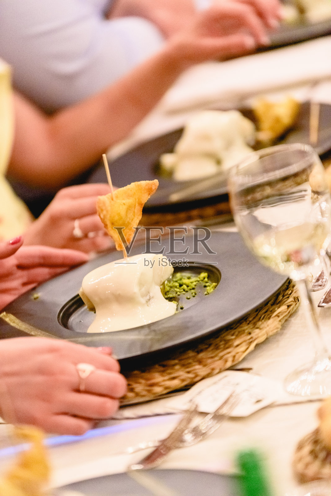 婚礼上用的有酱汁的鳕鱼菜照片摄影图片