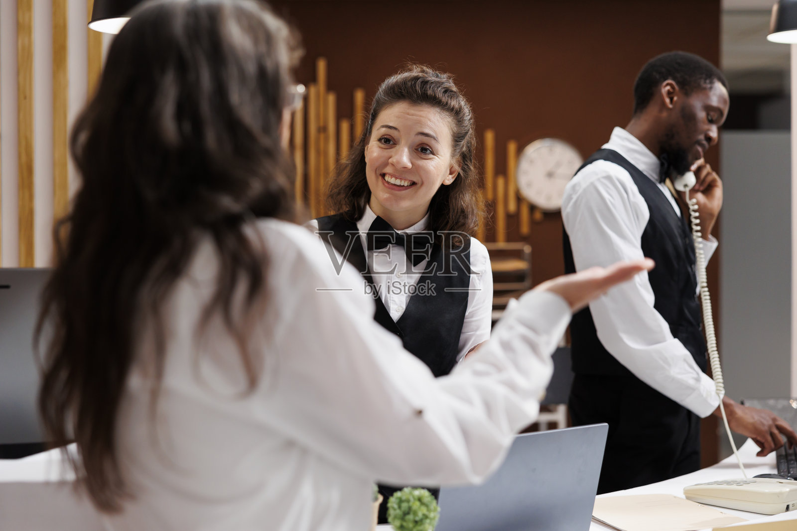 礼宾部协助办理酒店入住手续照片摄影图片