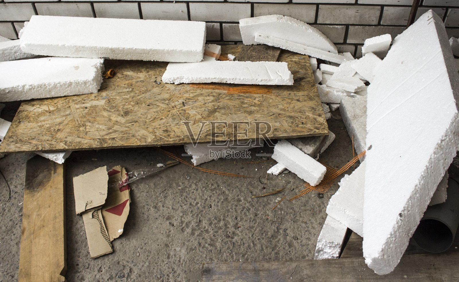 砖墙附近的建筑碎片。照片摄影图片