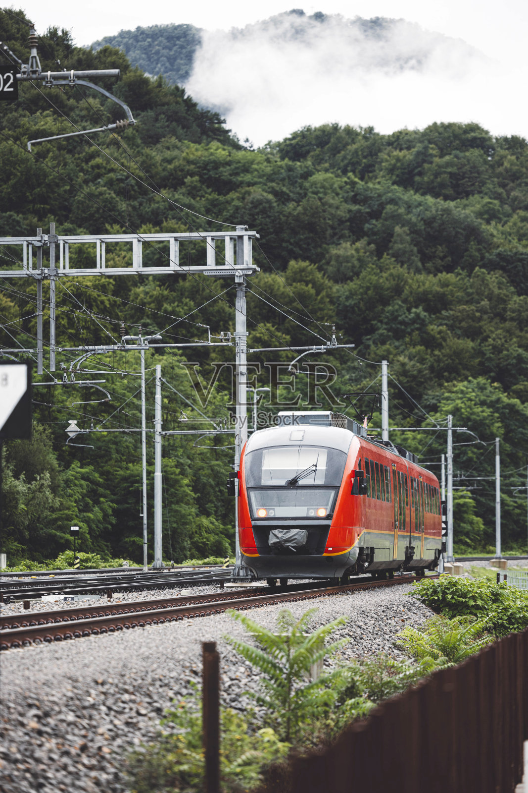 火车站有现代化的红色通勤列车照片摄影图片
