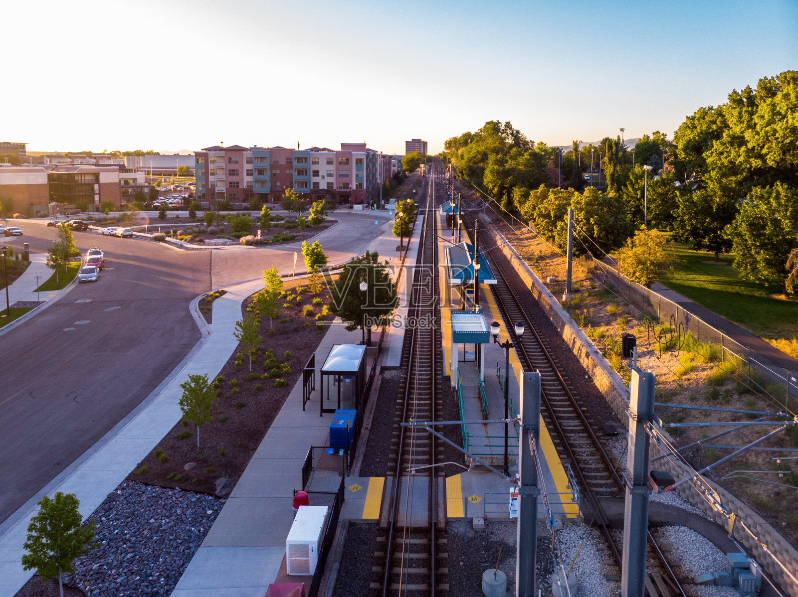 原始的车站，夏日的温暖，绚丽的全景，远山的优雅，空中的优势。照片摄影图片