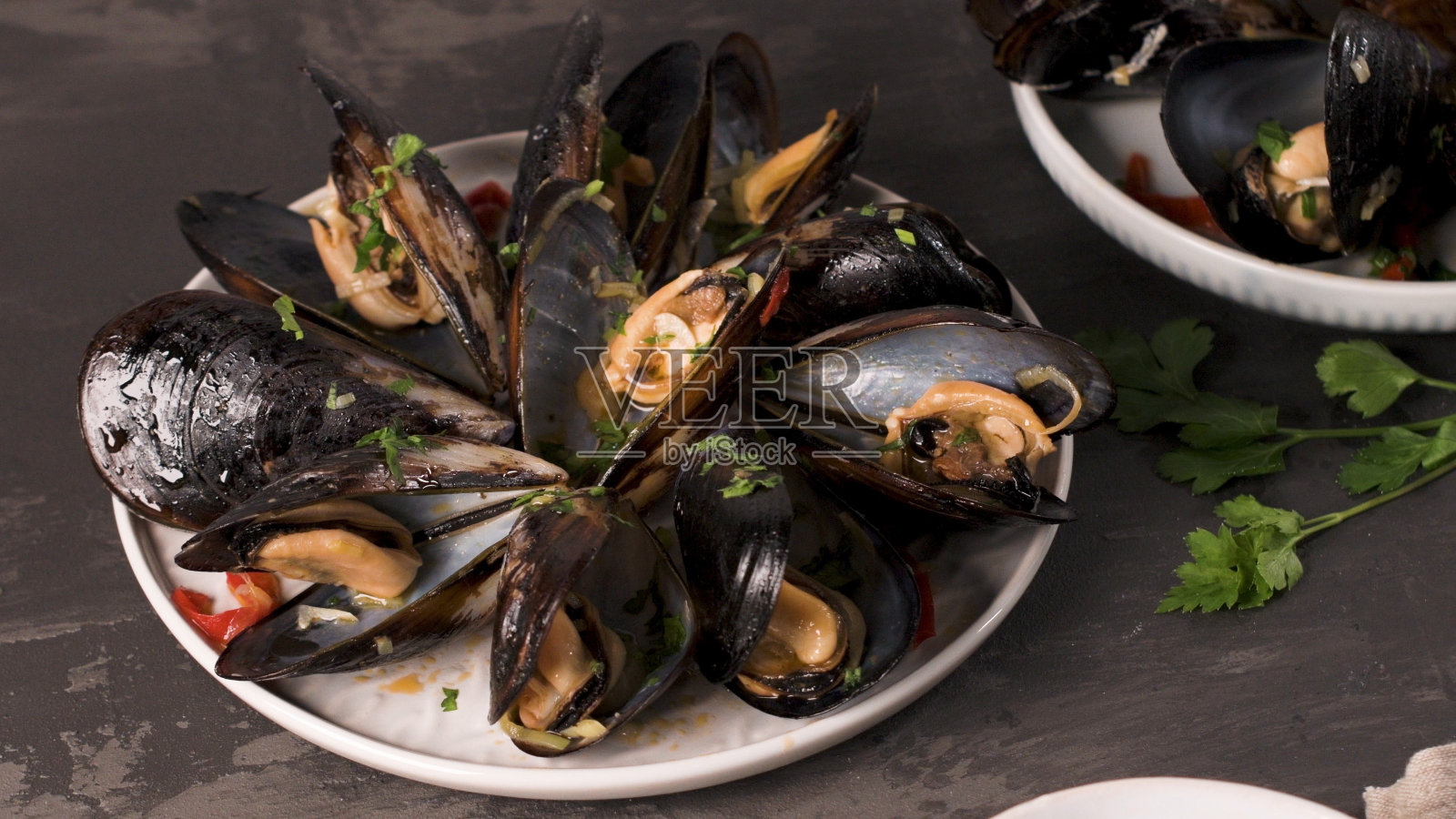 自制意大利面配贻贝的意大利面照片摄影图片