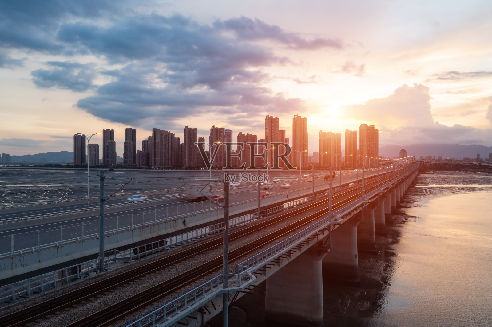 黄昏时分的货运列车照片摄影图片