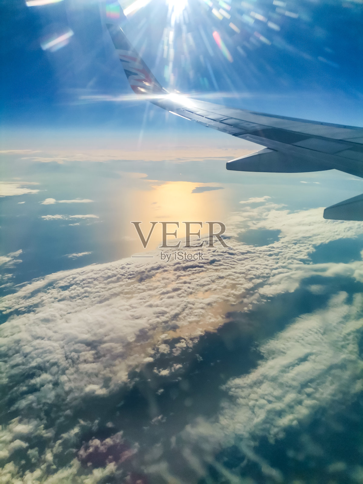 从带窗户和飞机的飞机上俯瞰圣托里尼岛。希腊照片摄影图片