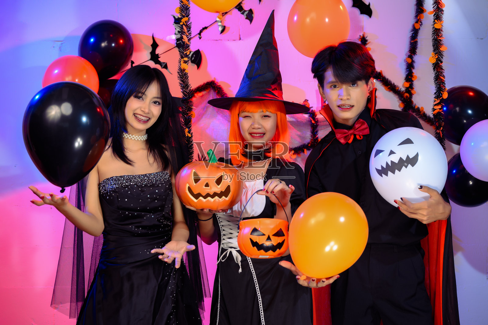 庆祝亚洲风格的万圣节出没派对。照片摄影图片