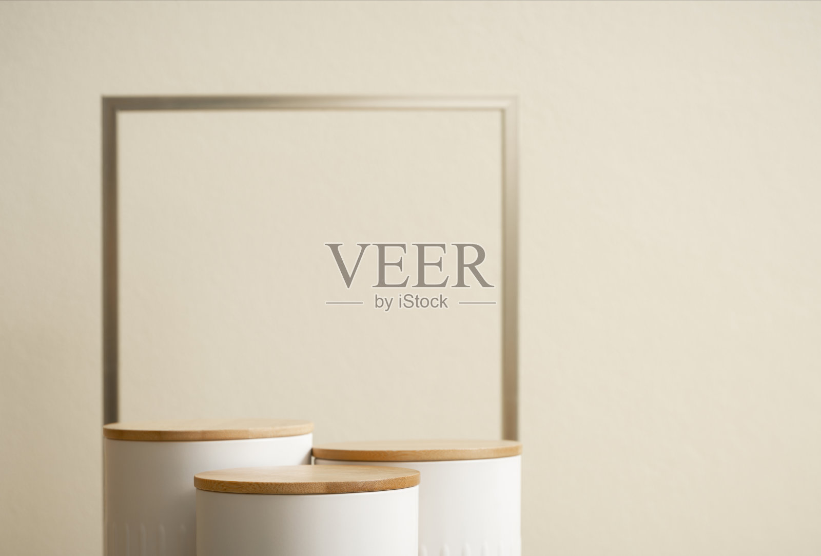 最小的木白色讲台与模糊的金色框架在金色米色背景。美妆新品现代展示，奢华庆祝理念。照片摄影图片