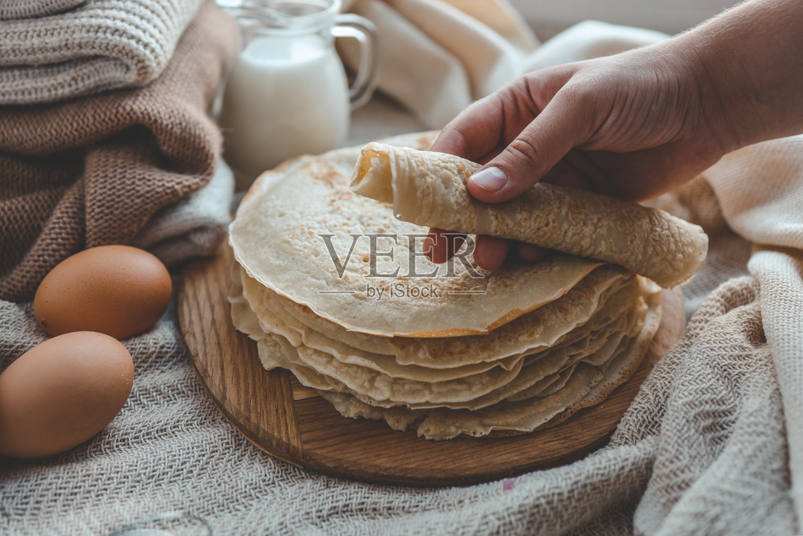 一叠自制煎饼，早安概念照片摄影图片