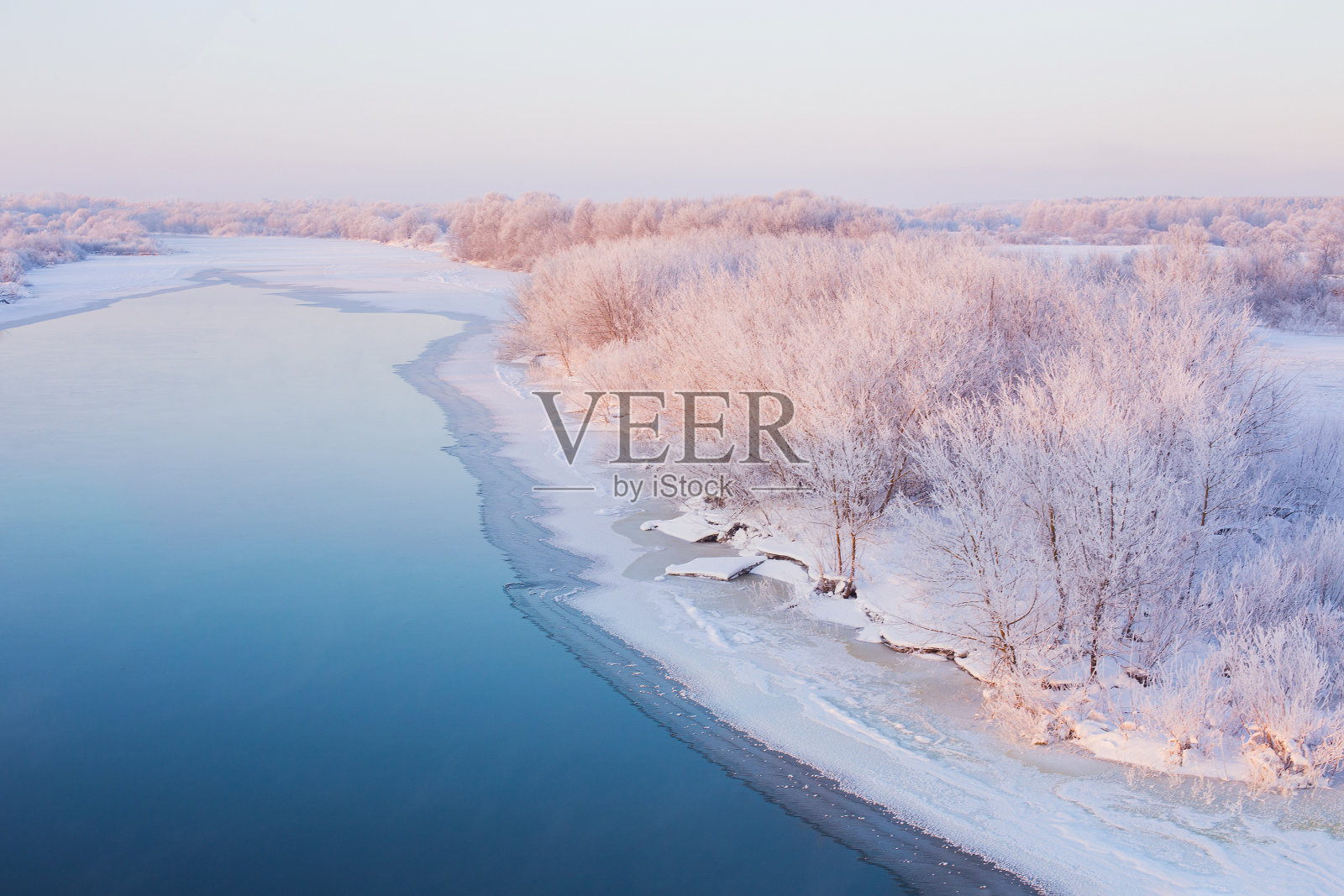 美丽的冬季景观与河流照片摄影图片