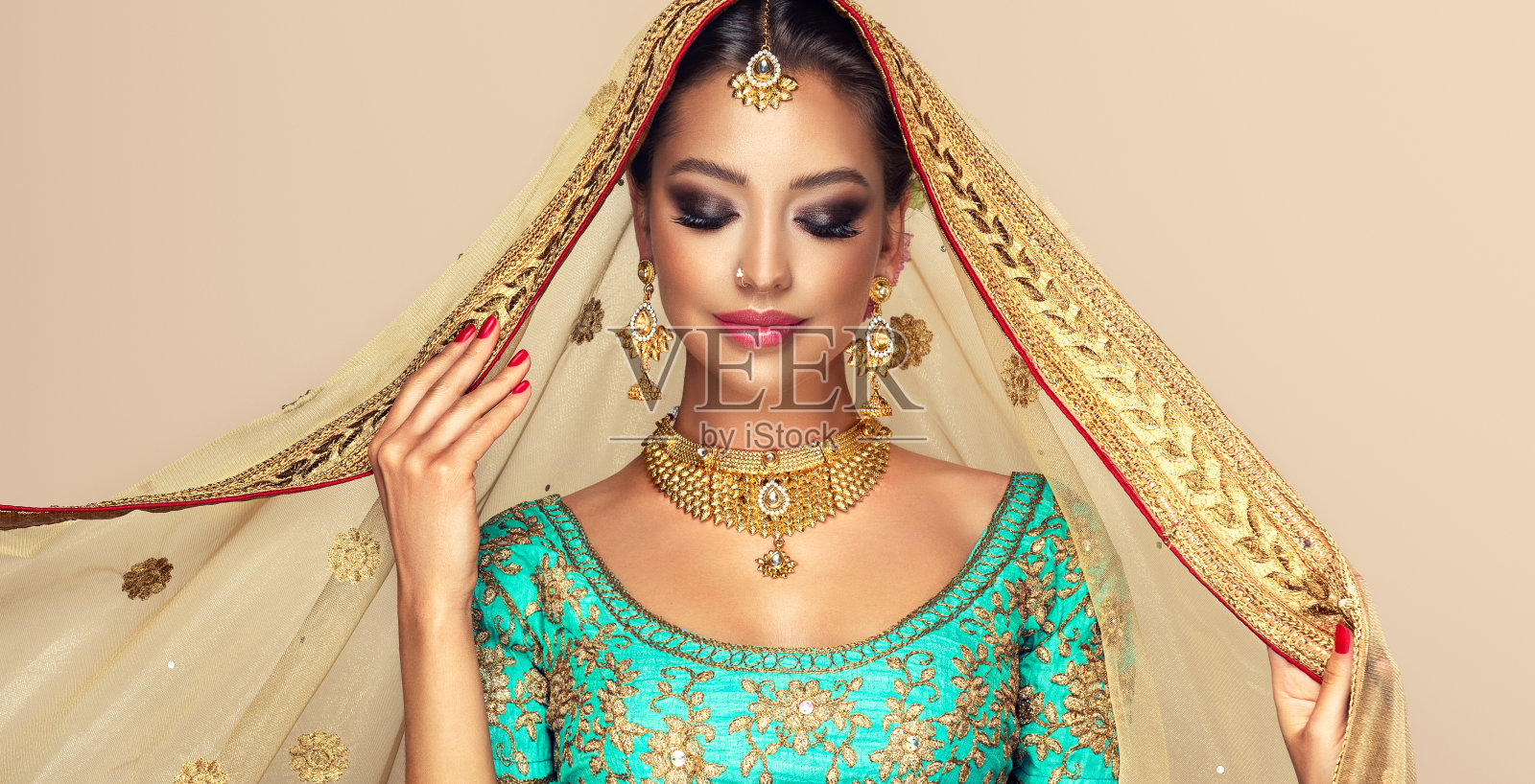 美丽的肖像，黑眼睛的女人穿着传统的印度衬衫，披肩(dupatta)和明亮的珠宝套装。印度的美丽。照片摄影图片