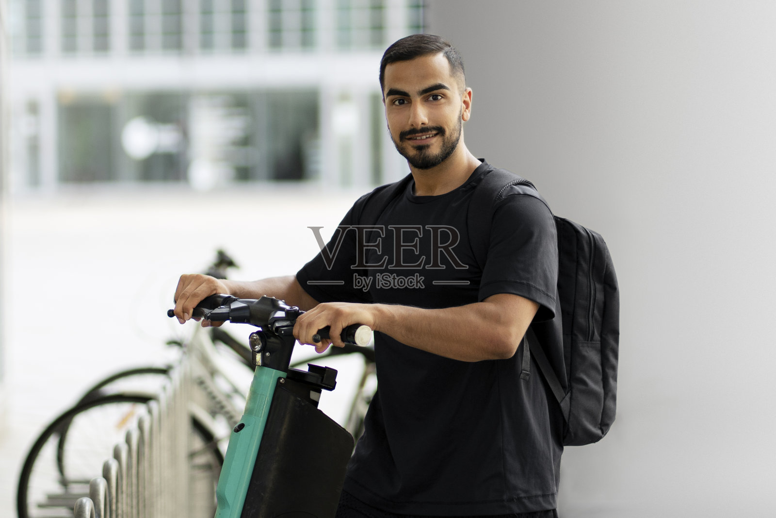 笑容满面的伊朗男人骑电动滑板车照片摄影图片