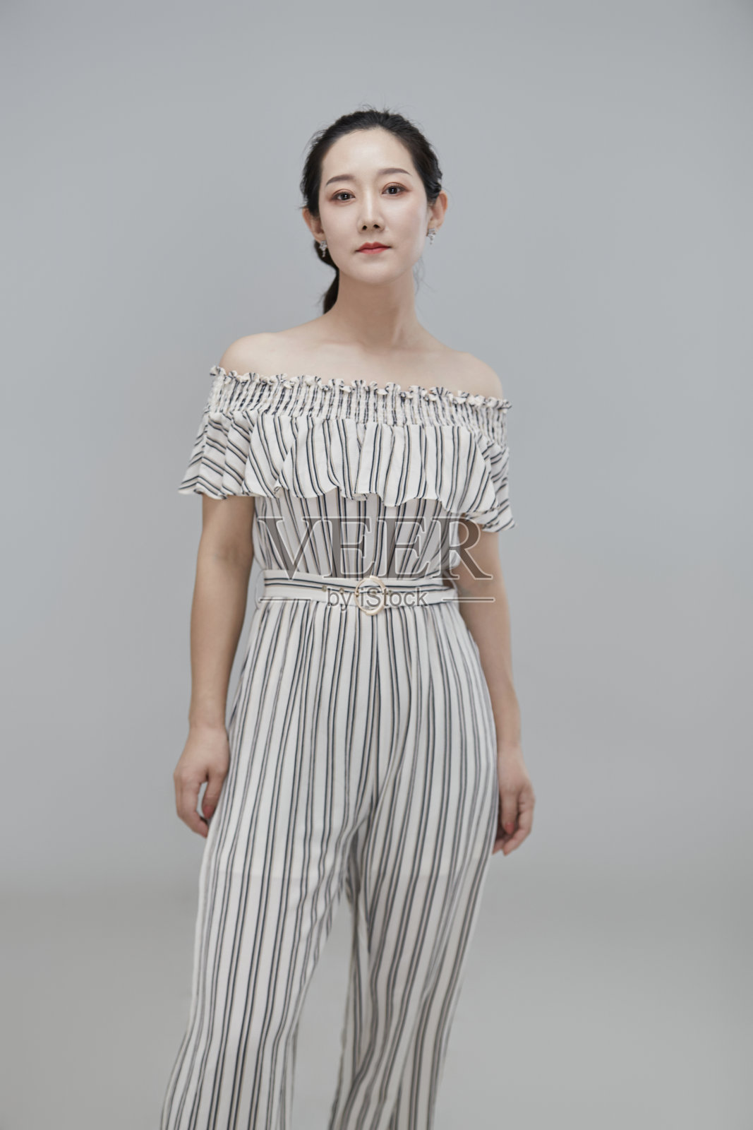 穿着旗袍的亚洲妇女照片摄影图片