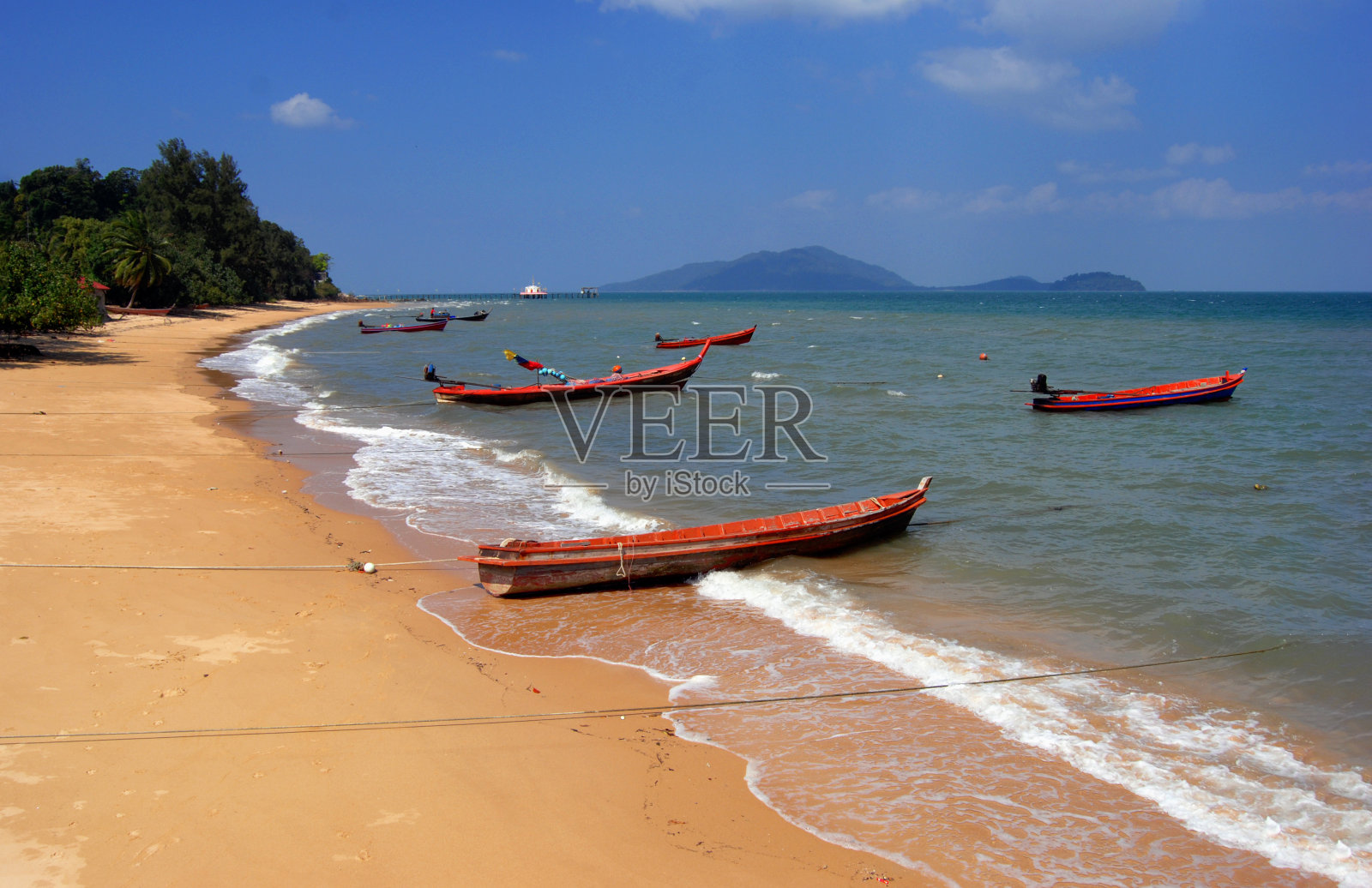蓝海白沙滩绿松石海浪海岸在热带天堂景观。风景优美的海景海洋海岸线目的地。热带美丽的蓝色海洋泻湖旅游夏季。照片摄影图片