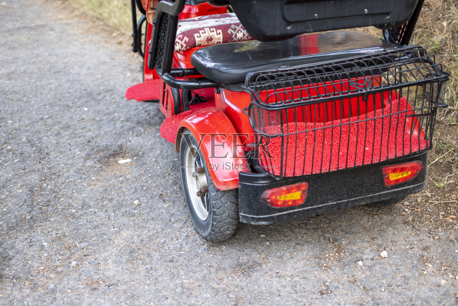 电动摩托车上路照片摄影图片