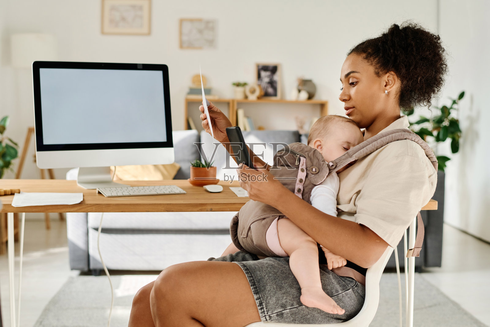 在家工作的年轻母亲照片摄影图片