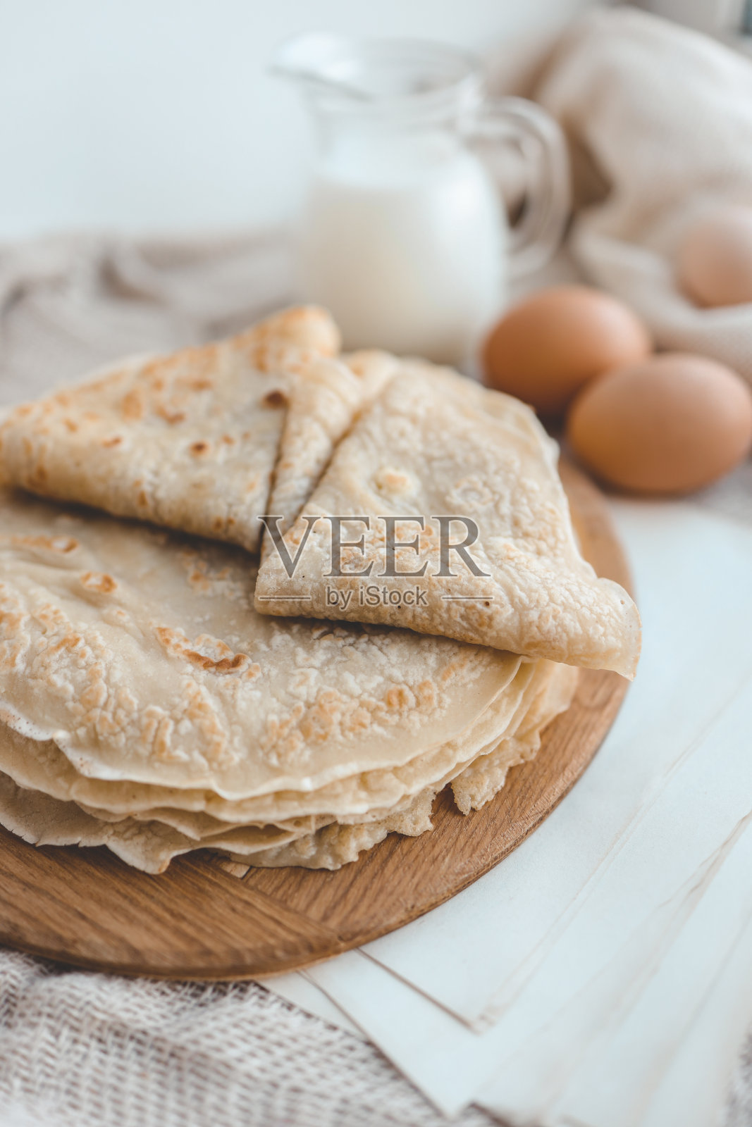 一叠自制煎饼，早安概念照片摄影图片