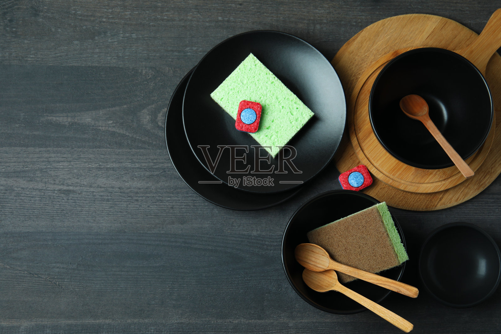 深色木桌上的洗洁精配件概念照片摄影图片