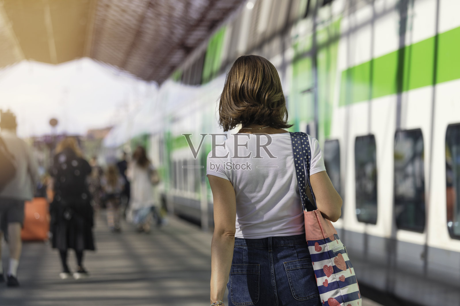 夏天坐火车旅行的女人照片摄影图片