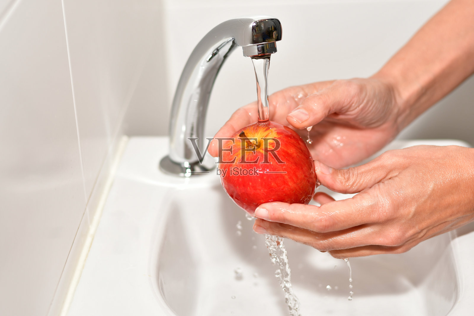 吃水果前把它洗一洗照片摄影图片