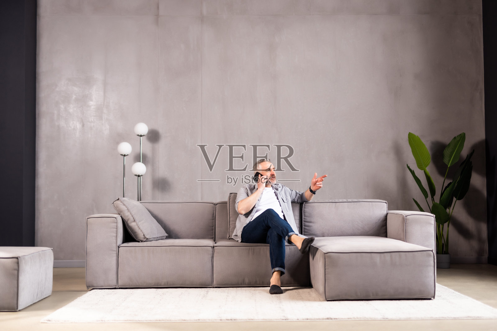 白人中年男子在隔离期间使用智能手机浏览网页、社交媒体、查看电子邮件、电子银行、网上订票。照片摄影图片