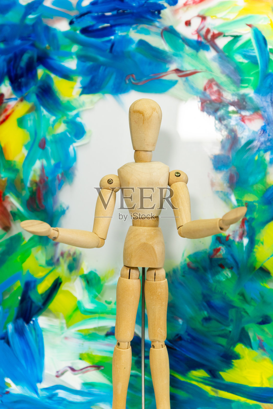 木制假人举起手臂，讲话或分享照片摄影图片