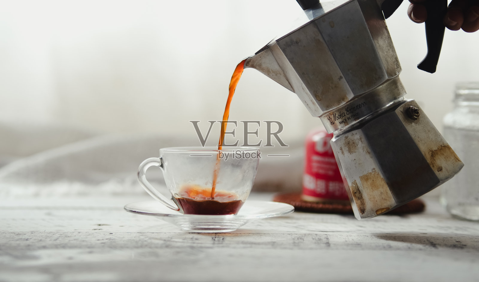 早上喝摩卡壶热咖啡照片摄影图片