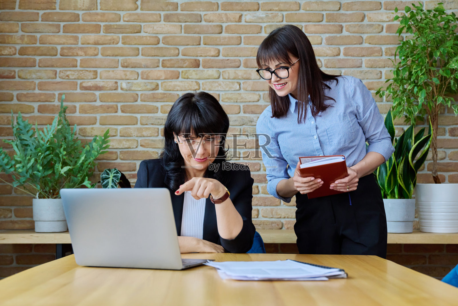 两个成熟成功的女商人在办公室一起工作照片摄影图片