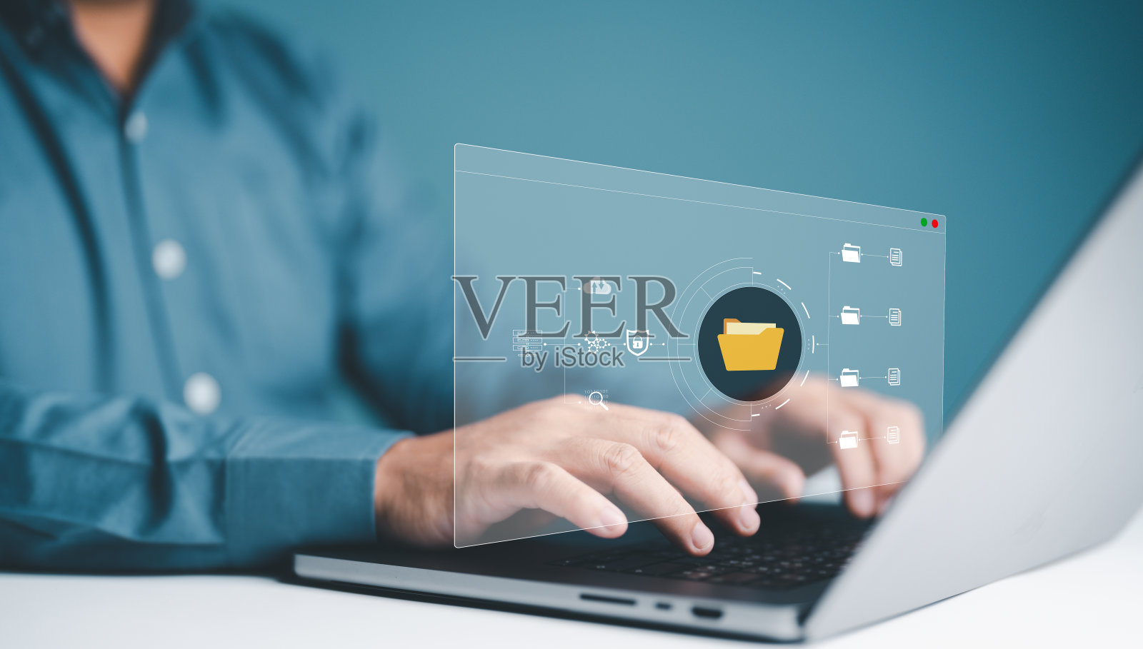 文件管理系统概念(DMS)，存储备份在线软件，用于高效管理公司文件和数据。商人使用笔记本电脑在虚拟屏幕上排列文件夹和文件图标。照片摄影图片