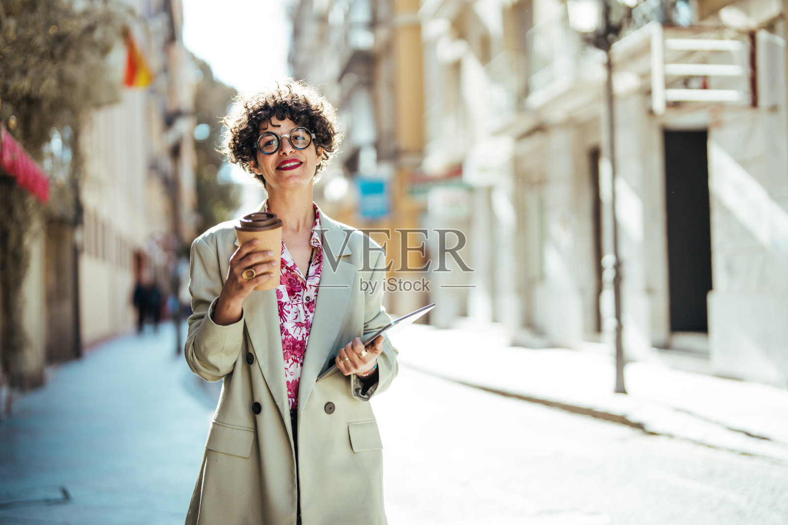 微笑的女商人照片摄影图片