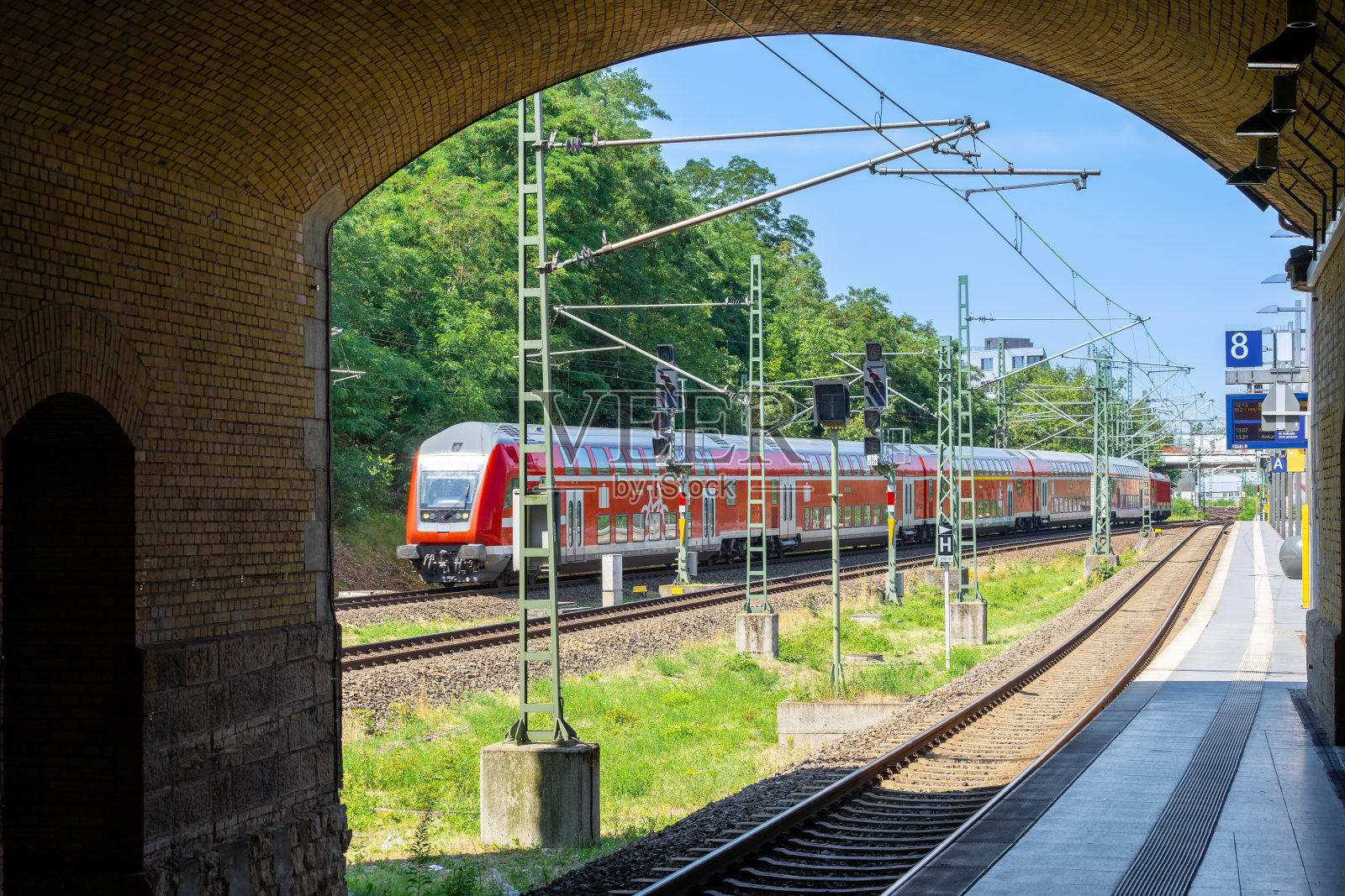 到达火车站的火车照片摄影图片