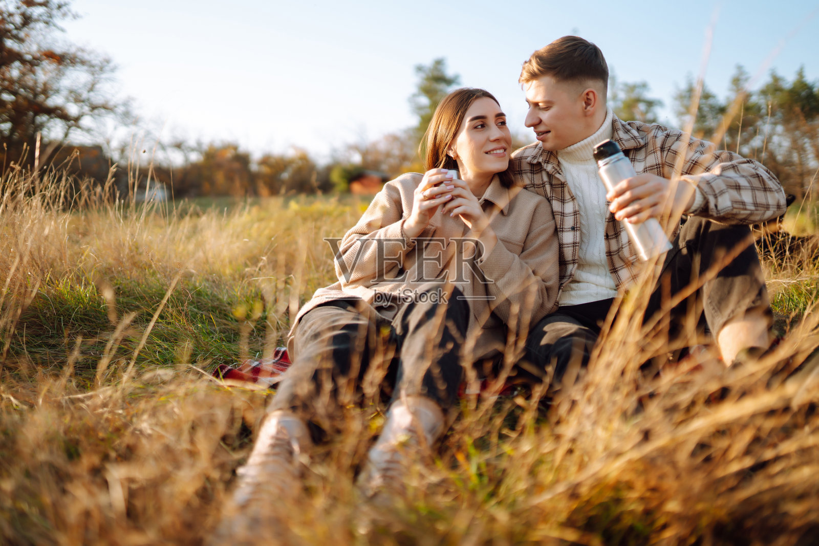 一对相爱的情侣穿着便服走在路上。照片摄影图片