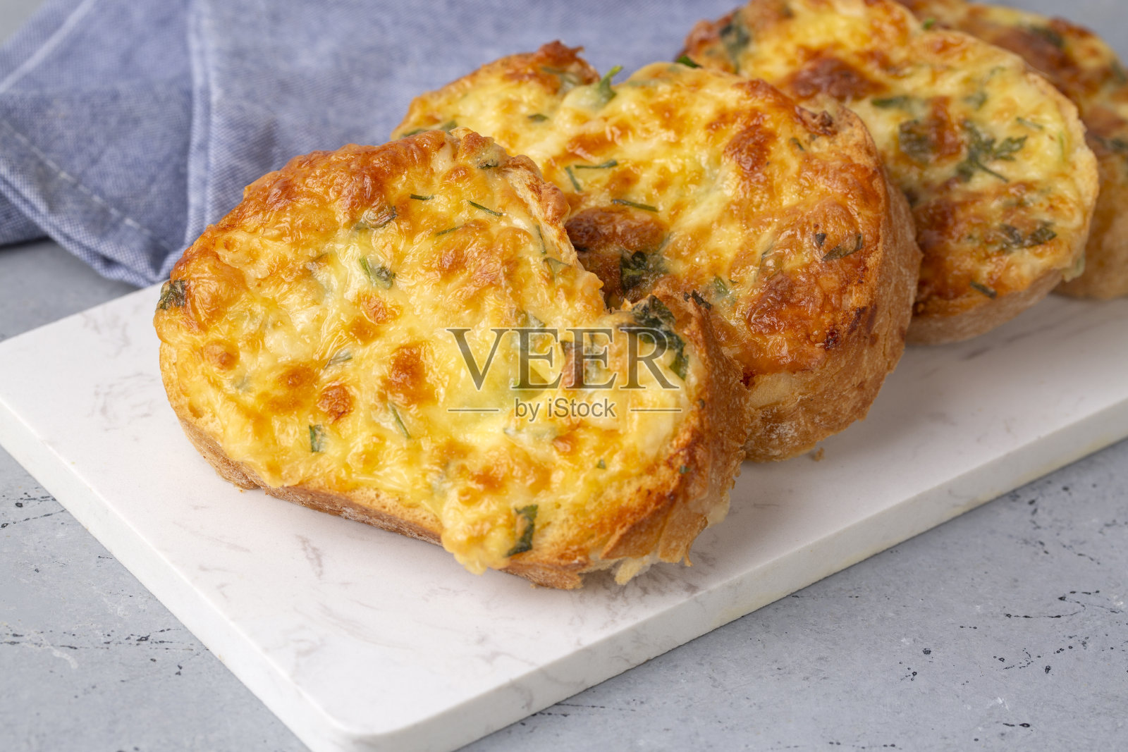 土耳其鸡蛋面包。它在土耳其被称为Yumurtali Ekmek。法国吐司。土耳其和阿拉伯传统早餐烤或煎鸡蛋面包。鸡蛋面包配芝士和欧芹。照片摄影图片