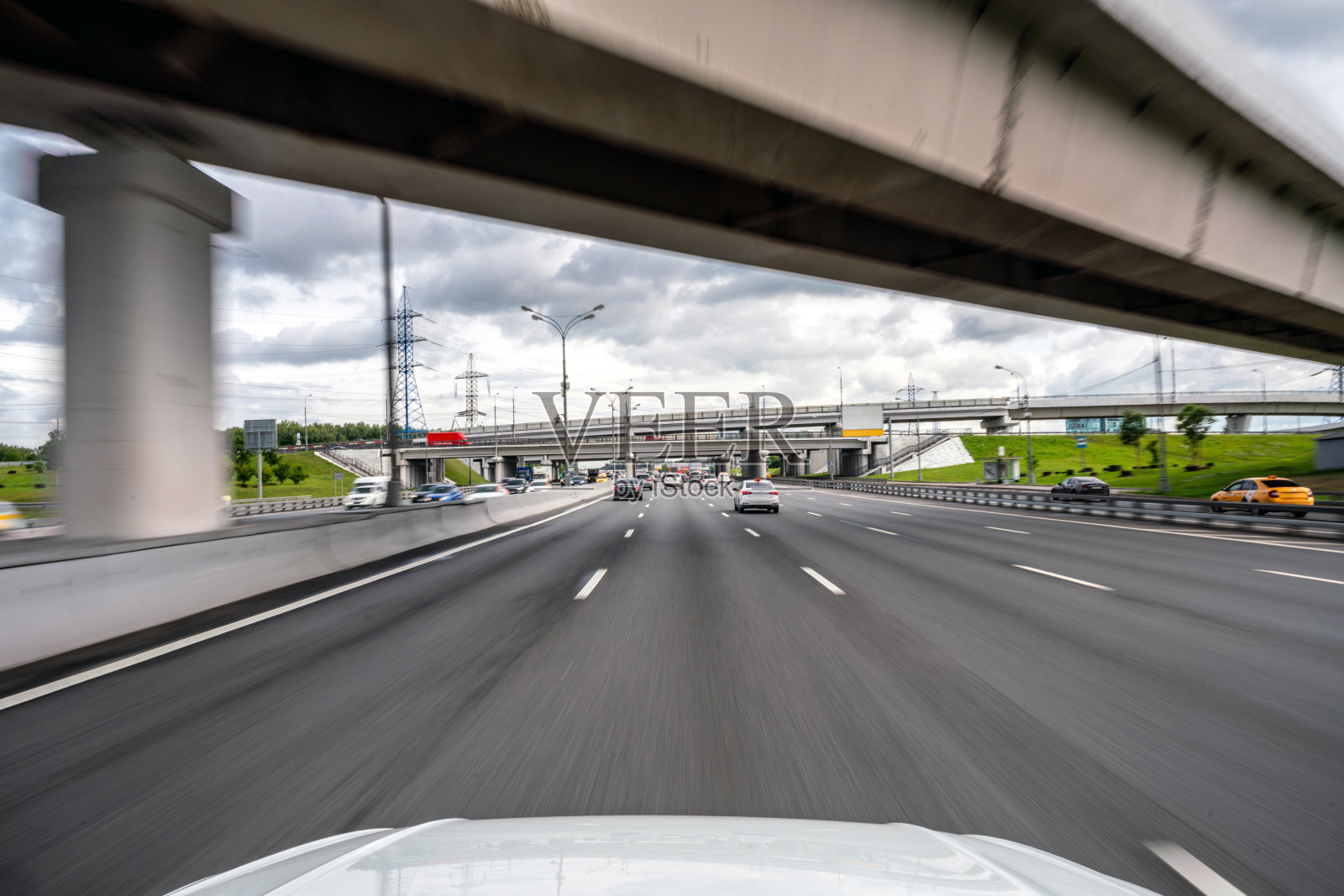 骑行在多车道高速公路下的一座立交桥上，车的视角照片摄影图片