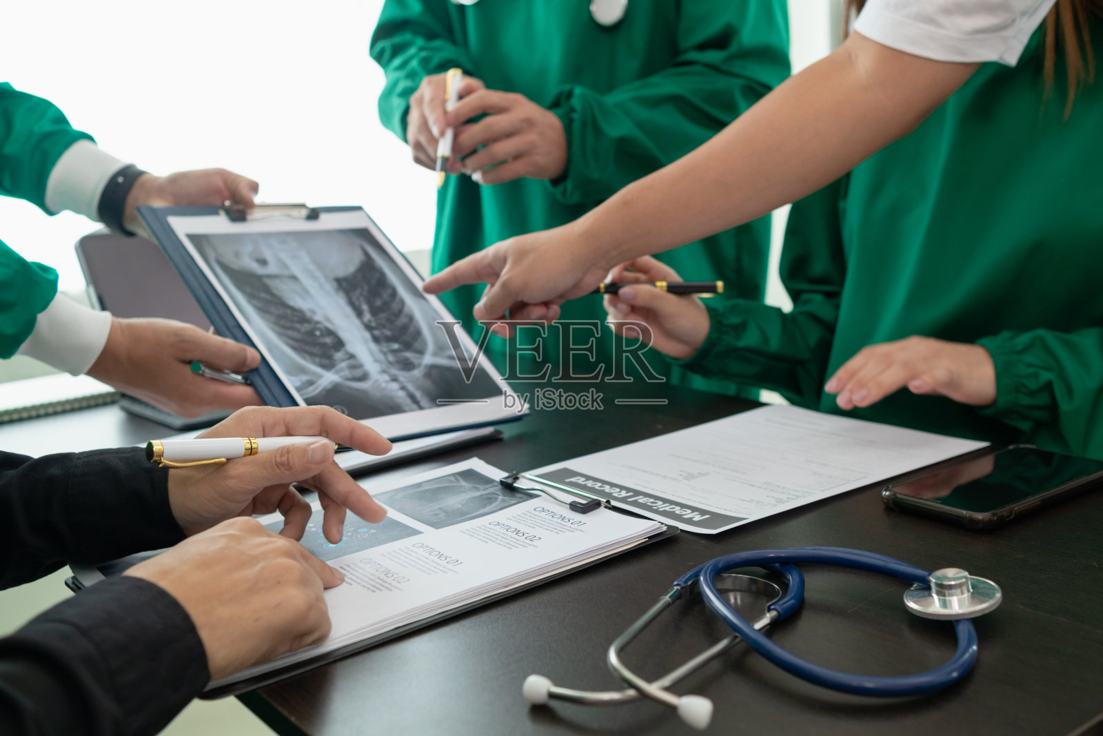 医生与外科医生的团队开会，讨论在医疗团队发现癌症后的癌症手术计划。医生和外科医生团队合作的概念。照片摄影图片