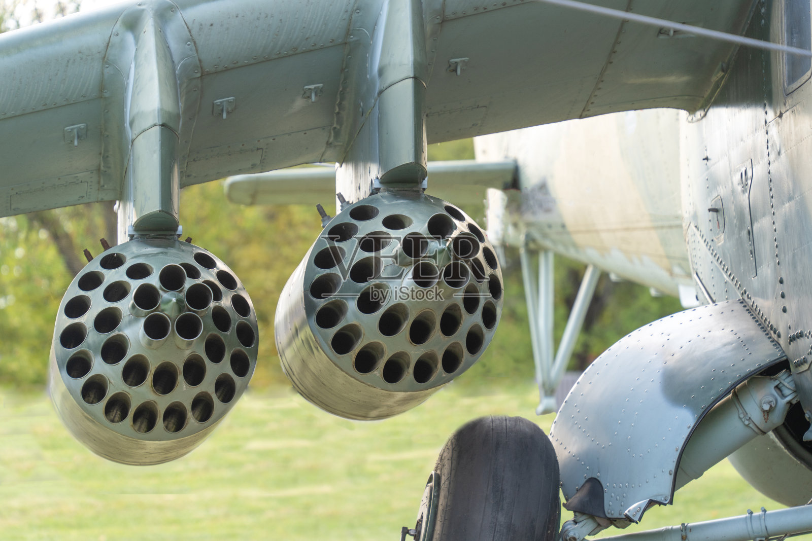 旧苏联制造的迷彩米-24军用直升机火箭吊舱照片摄影图片