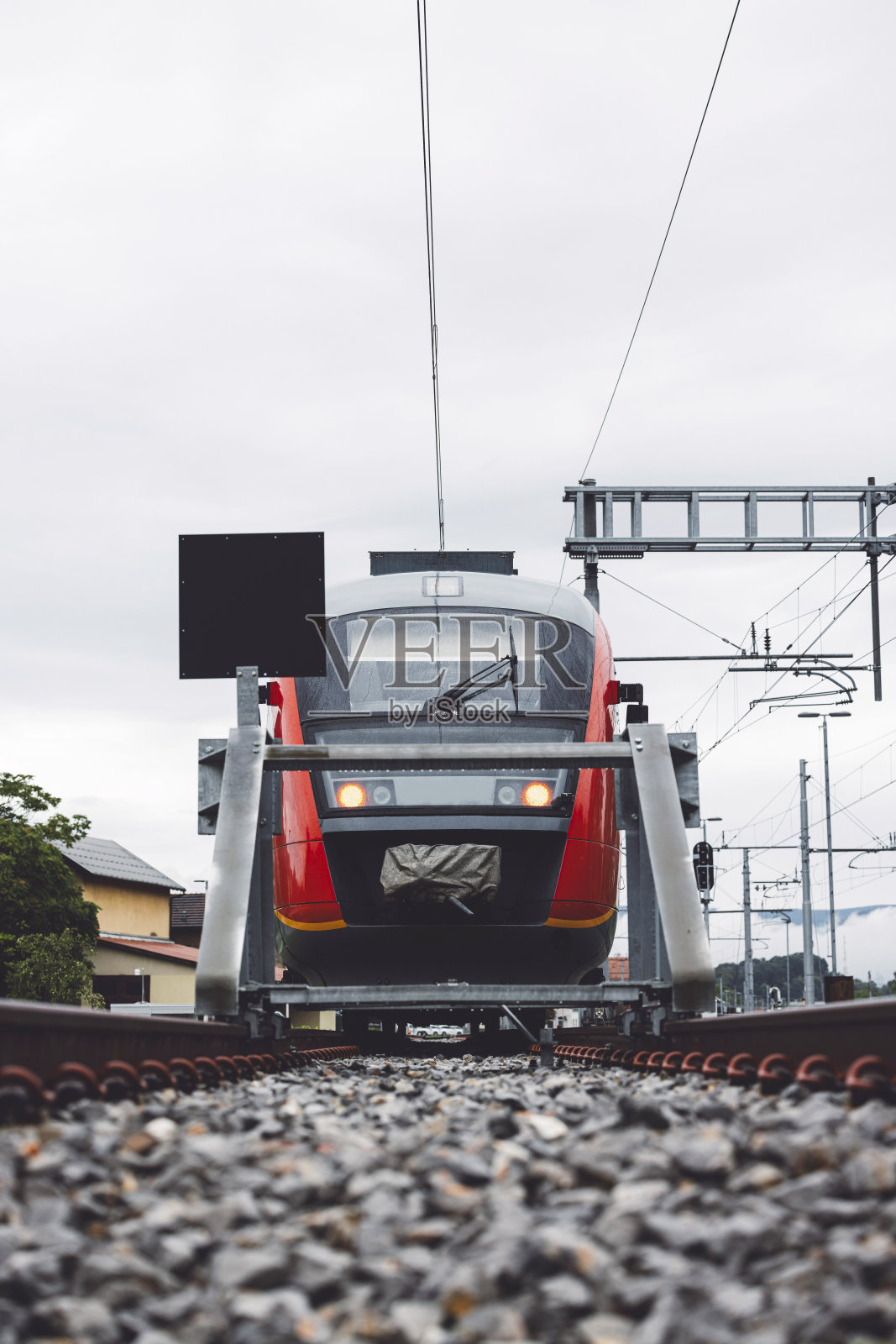 火车站有现代化的红色通勤列车照片摄影图片