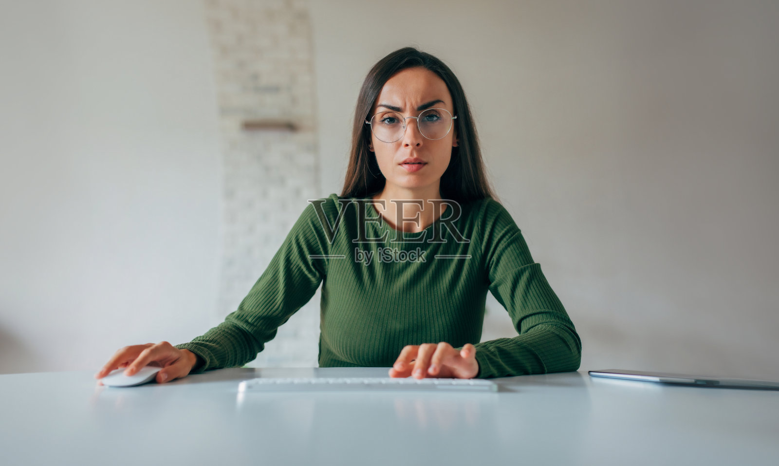 网络摄像头视图，网络研讨会，家庭PC屏幕。女商人微笑着看着镜头的肖像，与同事的视频通话，远程会议，在家办公室戴眼镜的女员工照片摄影图片