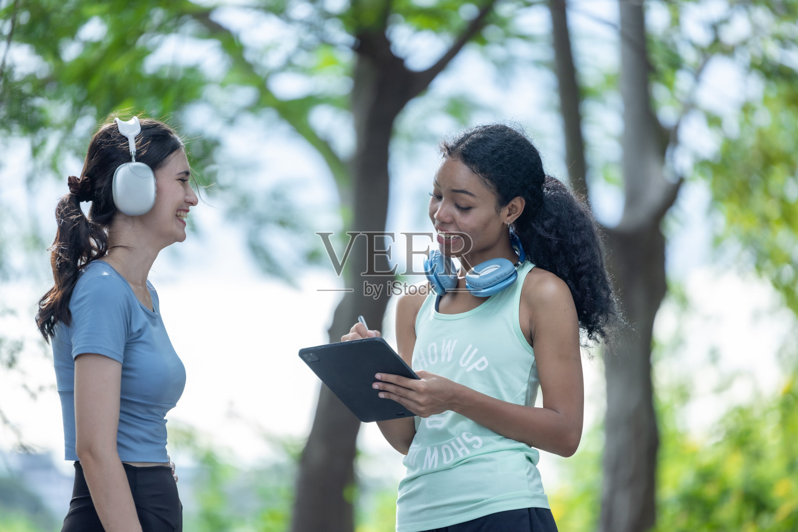 跑步教练评估，为客户量身定制计划，并为客户提供个性化的力量和耐力照片摄影图片