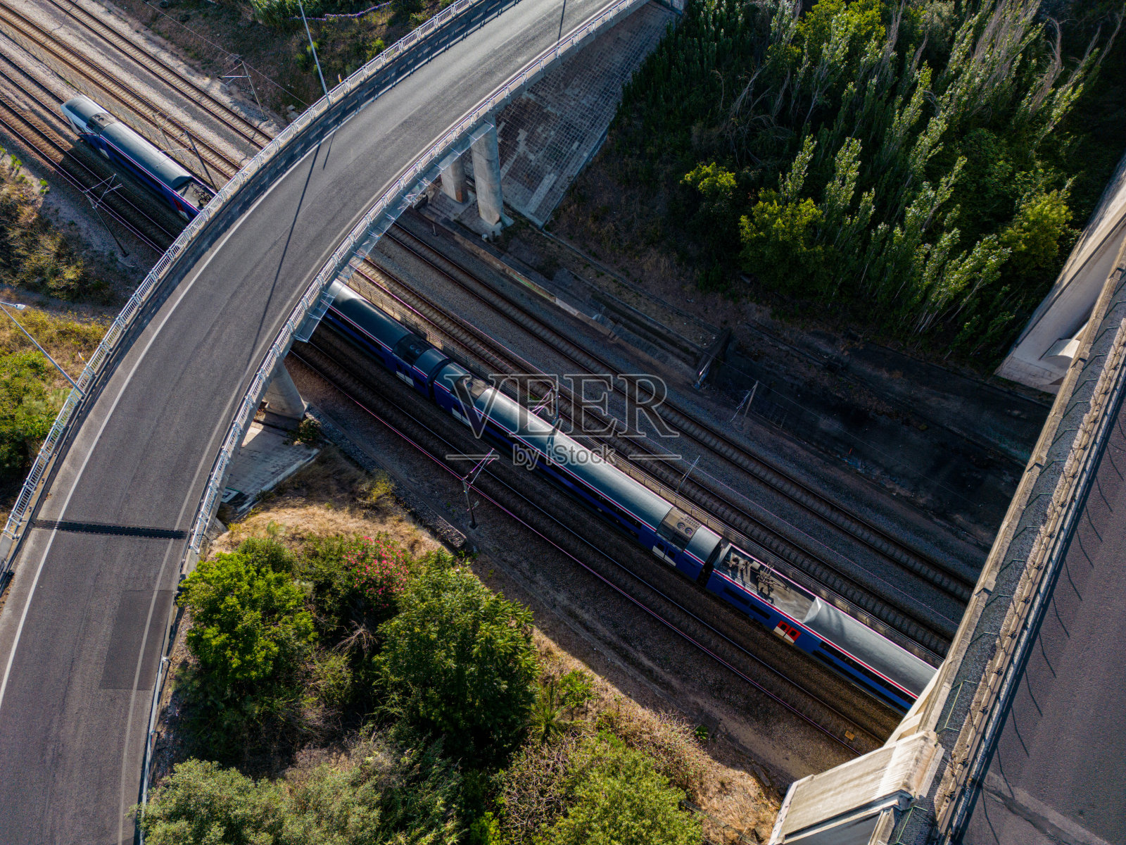 航拍画面摄于葡萄牙里斯本一座汽车立交桥下的铁路线上方照片摄影图片