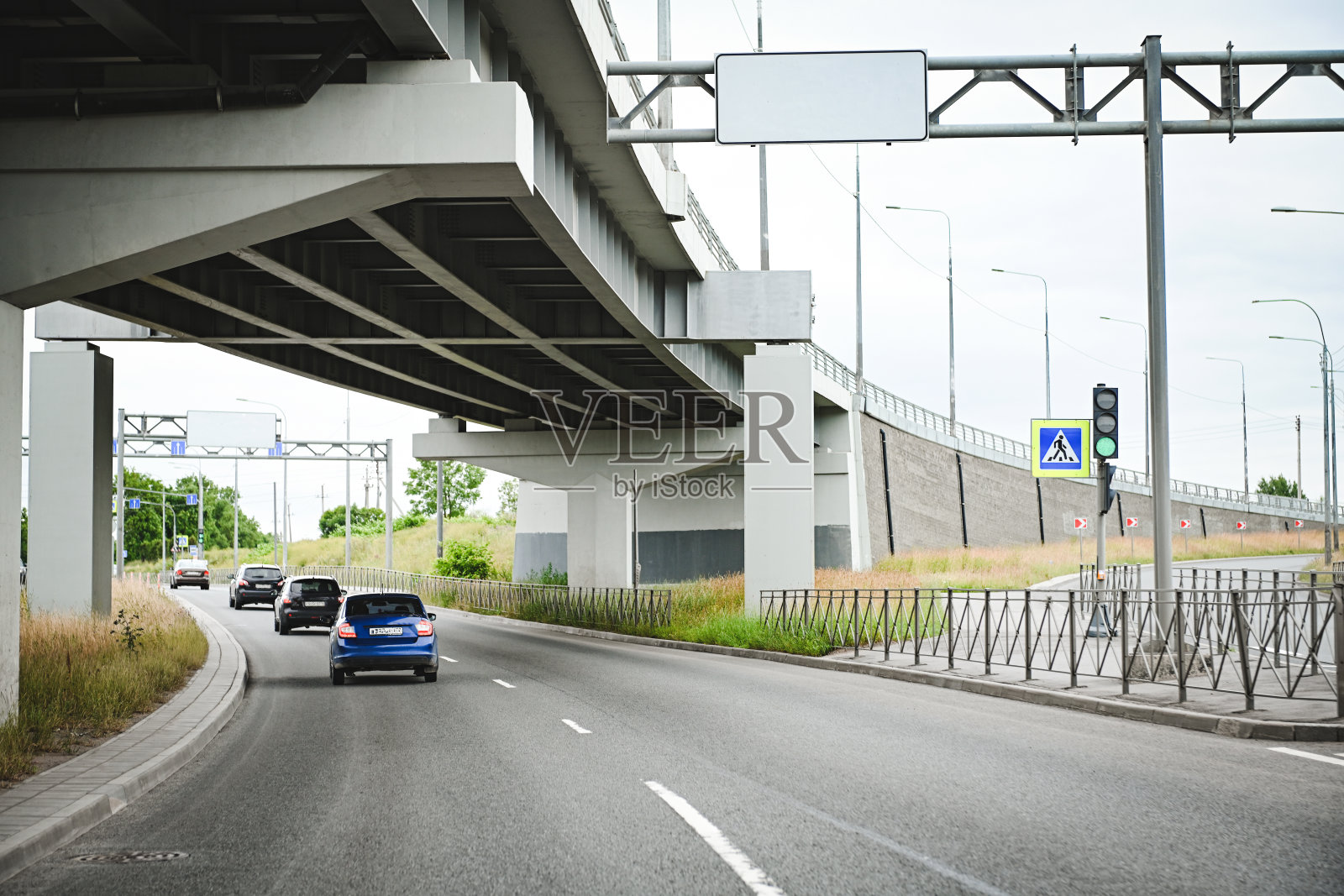 道路层与城市立交桥高架桥相连照片摄影图片