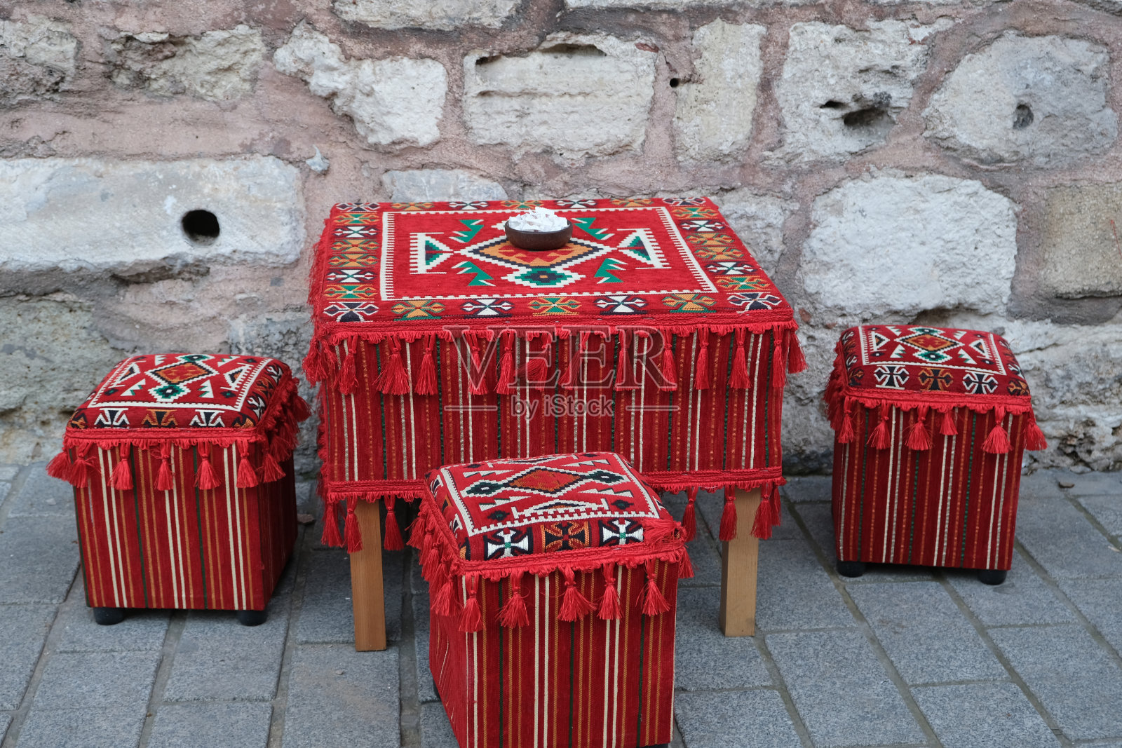 传统的土耳其桌子和三把椅子照片摄影图片