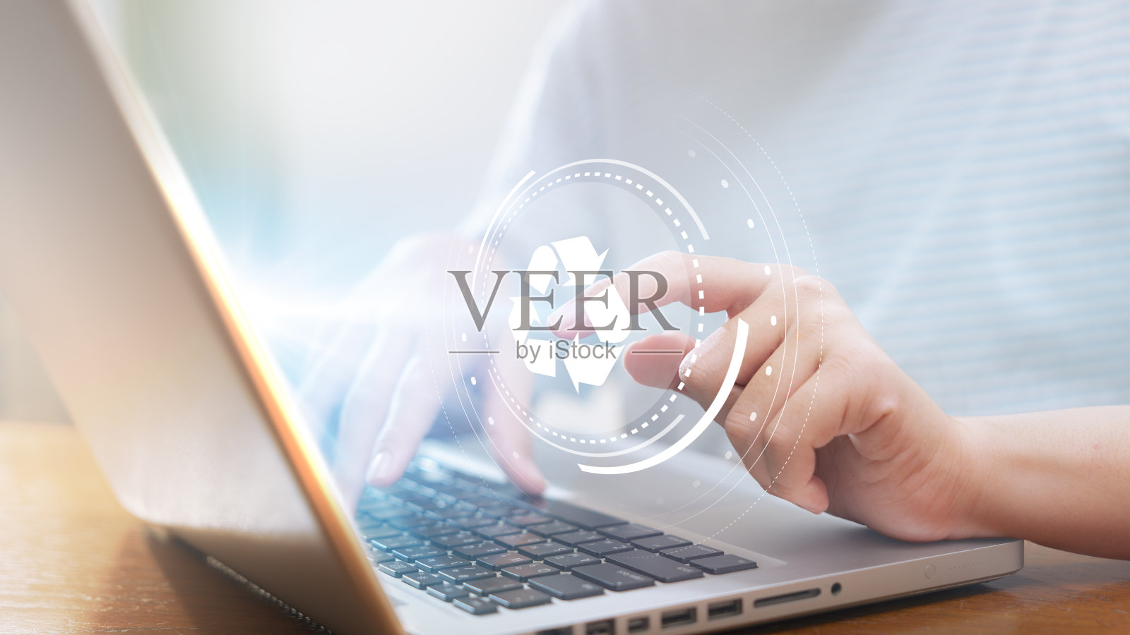 十几岁的男孩触摸零浪费的回收标志。可持续发展的未来，对环境、社会负责，更聪明。以视觉及科技提升教育水平。照片摄影图片