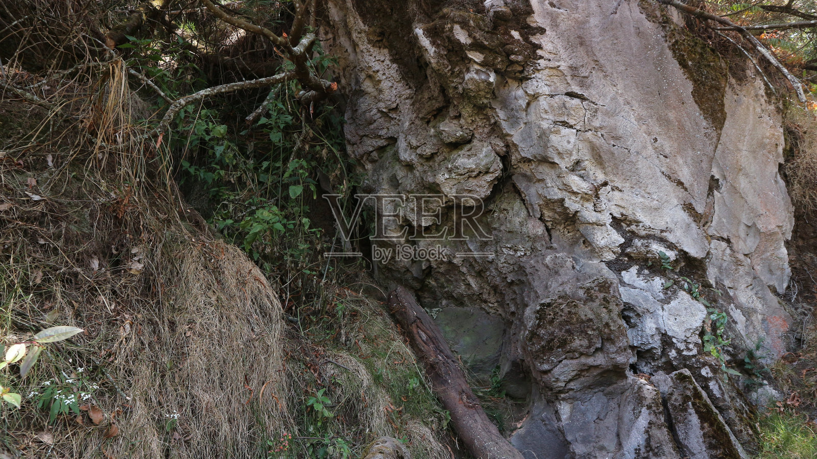 粗糙的灰色石头或岩石纹理的山，背景和复制空间的文字登山照片摄影图片