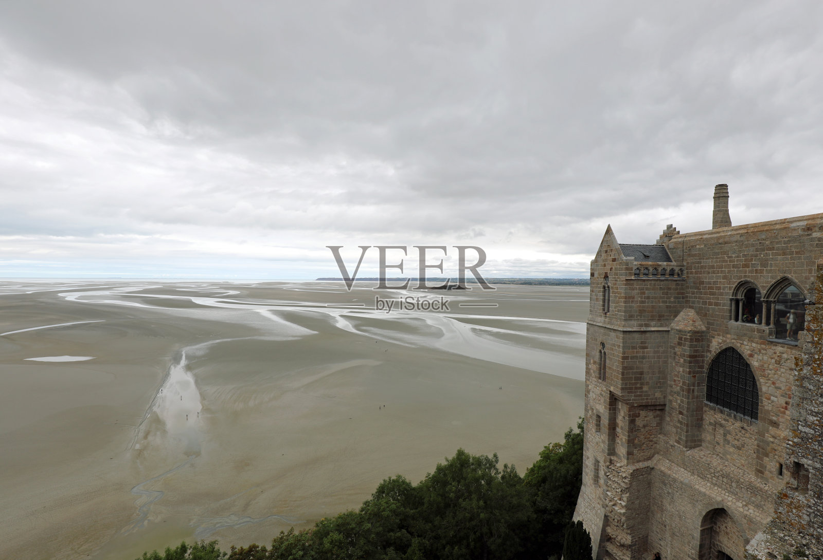 在法国圣米歇尔山，退潮时没有水的广阔海景照片摄影图片