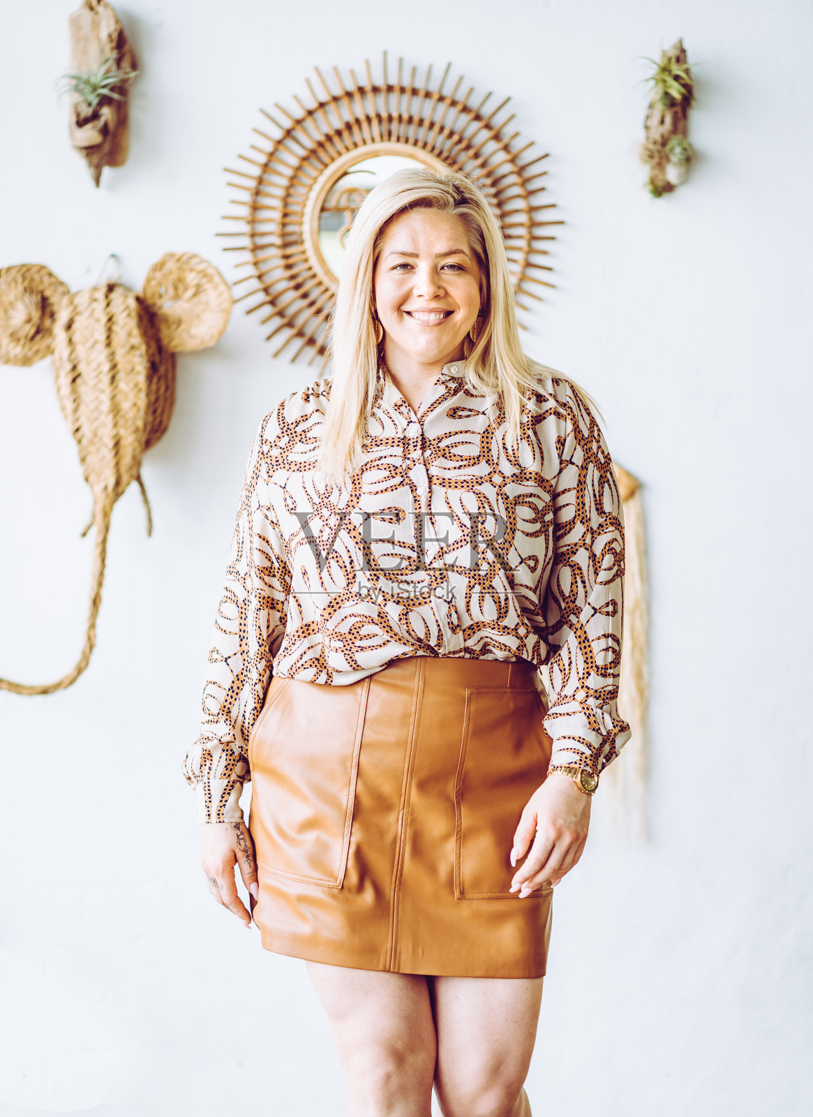 自信的40岁时尚影响者穿着秋季服装照片摄影图片