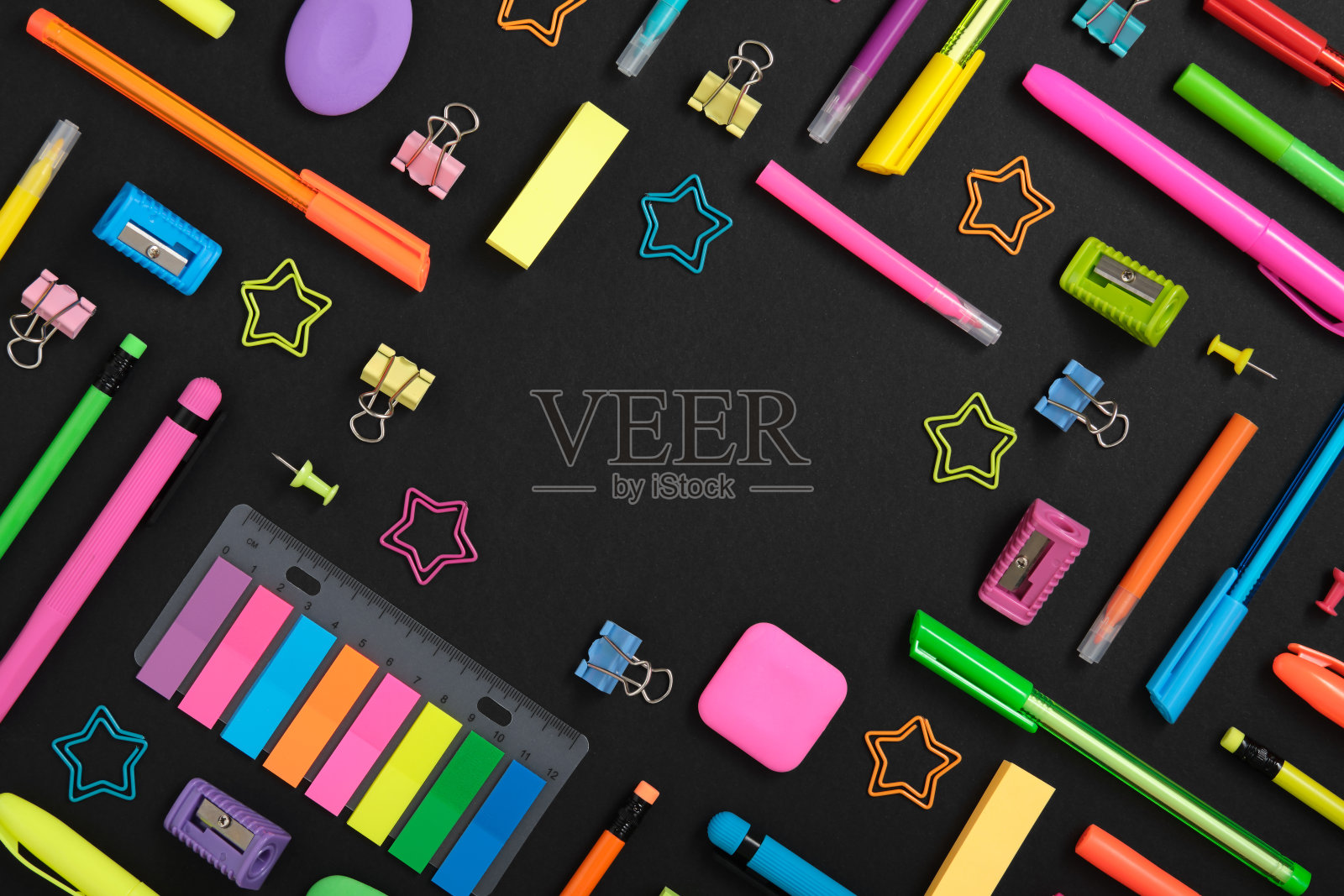 文具框架与彩色文具设置在黑色背景。俯视图照片摄影图片